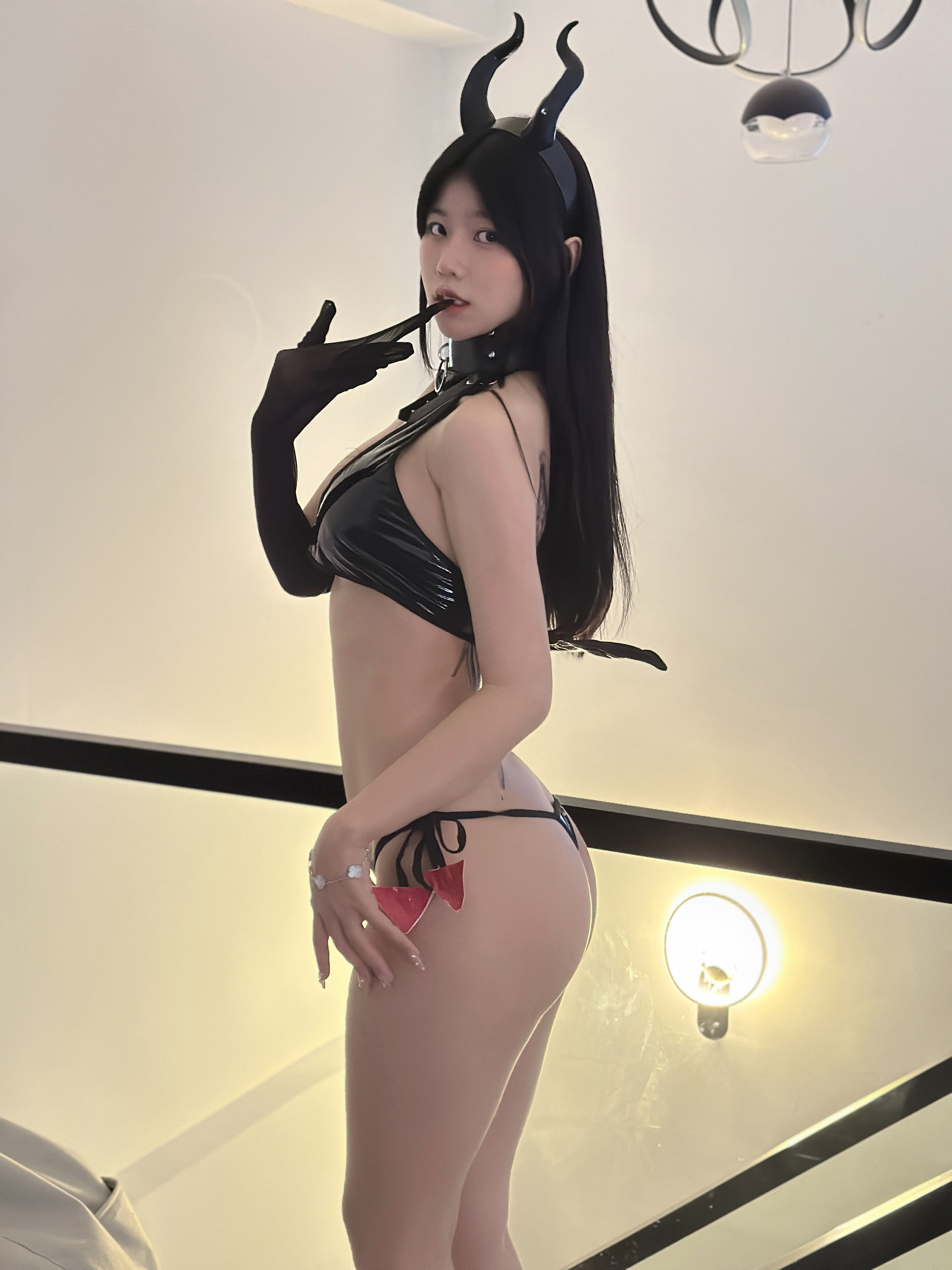 鱼神 – 皮衣鞭打 36P 1V